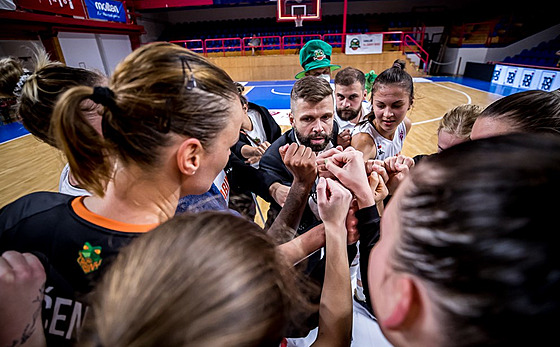 Basketbalistky abin Brno a jejich trenér Viktor Prua