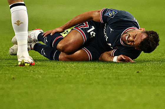 Neymar Jr. z Paris St. Germain proívá agónii.