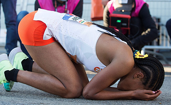 Etiopská běžkyně Letesenbet Gideyová se raduje ve Valencii, právě vylepšila o...