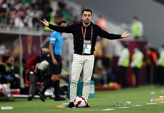 Xavi, barcelonská legenda, trénuje fotbalisty katarského týmu Al Sadd.