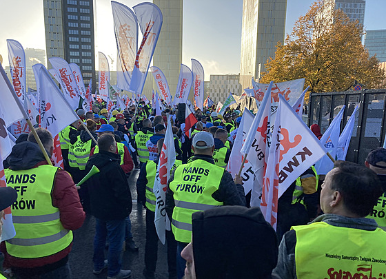 Protest odborá z polské organizace Solidarno ped sídlem Soudního dvora EU...