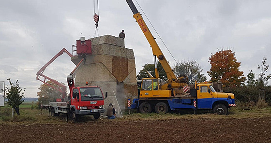 Stavba ob�ího pískovcového trpaslíka na vrchu Mohejlík u Ho�ic na Ji�ínsku se...