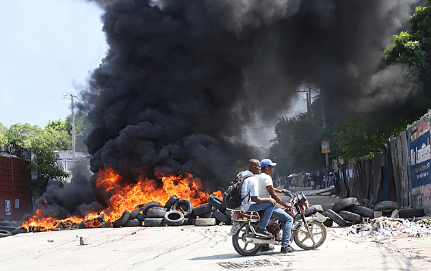 Haiti ovládly gangy. Desítky tisíc zločinců mají zastavit policisté z Keni