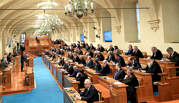 Důvěra Čechů ve stát klesla, pohoršila si i krajská zastupitelstva