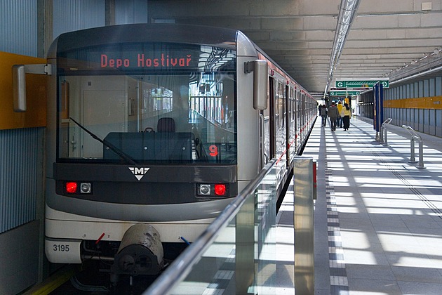 Vagon metra v depu Hostivař vykolejil a prorazil zeď. Škoda je kolem pěti milionů