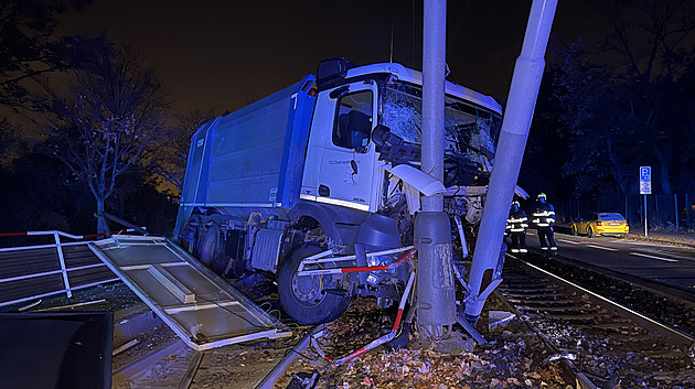 Nehoda nákladního automobilu přerušila v Praze provoz tramvají