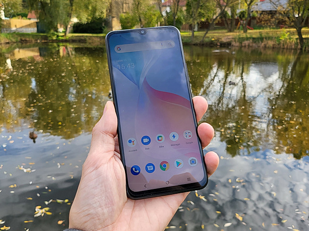 Hledáte laciný smartphone pod stromeček? Našli jsme nejlepší nabídky