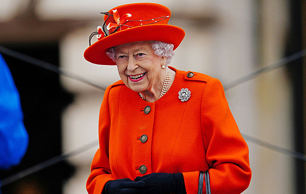 Barevné kostýmky, brože a klobouky. Připomeňte si módní styl Alžběty II.