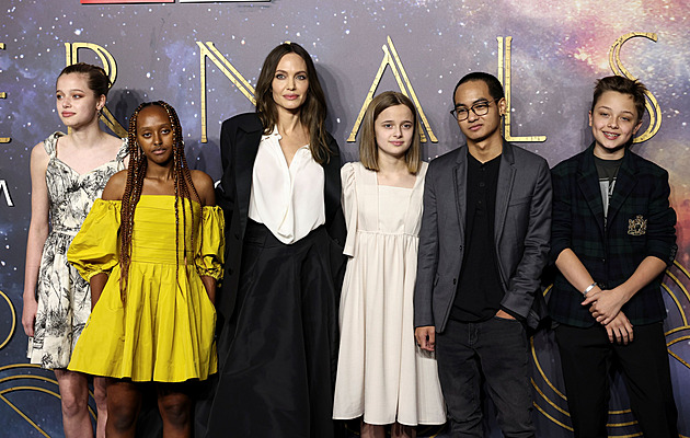 Dcera Angeliny Jolie a Brada Pitta si změnila jméno. Otcovo příjmení nepoužívá