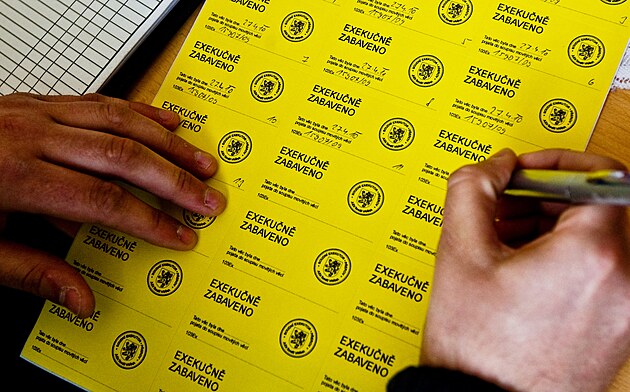 Lidem se razantn zvýily zálohy na energie. Bojí se, e nebudou mít peníze a...