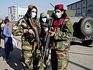Bojovníci Tálibánu hlídkují na kábulském triti (24. íjna 2021)