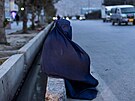 Afghánka v burce na kábulské ulici (21. íjna 2021)
