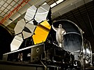Vesmírný dalekohled Jamese Webba má zrcadlo z 18 estiúhelníkových segment z...