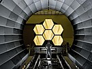 Vesmírný dalekohled Jamese Webba má zrcadlo z 18 estiúhelníkových segment z...