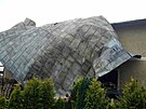 V Sokolově vítr uvolnil část plechové střechy na mateřské škole. (21. října...