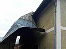 V Sokolově vítr uvolnil část plechové střechy na mateřské škole. (21. října...