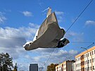 Silný vítr na pražských Petřinách strhl reklamní plachtu. (21. října 2021)