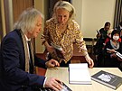 Ivan Fla podepisuje svou knihu pi autogramid.