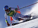 Amerianka Mikaela Shiffrinová na trati obího slalomu v Söldenu
