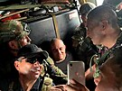 Kolumbijské ozbrojené síly eskortují narkobarona Otoniela helikoptérou poté, co...