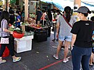 Lidé v Singapuru ekají, a budou putni na trh v rámci opatení proti íení...