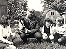 Druhý ředitel zoo Jaroslav Zdražil s mládětem šimpanze v roce 1970.
