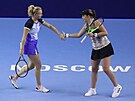 Kateina Siniaková s Jelenou Ostapenkovou bhem finále tyhry na ruském...