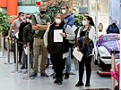 V brnnském nákupním centru Olympia ekají lidé na okování bez registrace i...