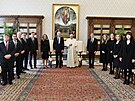 Bidena doprovázela do Vatikánu rozsáhlá delegace, ve které byl napíklad i...