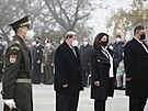 Politici, zástupci armády i válení veteráni si dnes u Národního památníku na...
