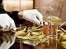 Nramky nalezen na Olomoucku jsou cel z ryzho zlata o vze 630,28 gram a...