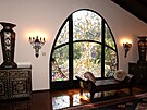 Okno s vitráí s motivem Stromu ivota