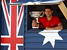Novak Djokovi na plái Brighton Beach jako ampion Australian Open.