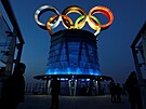 Olympijská v v Pekingu záí jako pipomínka blíících se zimních her.