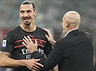 Stefano Pioli, trenér AC Milán, se raduje se Zlatanem Ibrahimovicem z výhry.