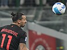 Zlatan Ibrahimovic z AC Milán hlavikuje v zápase s Turínem.