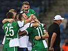 Fotbalisté Maccabi Haifa se radují z gólu do slávistické sít.