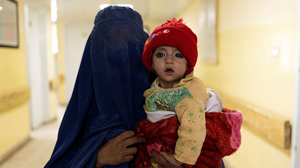 Nemocnice Indíry Gándhíové v Kábulu. Podle OSN 3,2 milionu afghánských dětí...