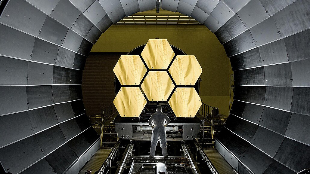 Vesmírný dalekohled Jamese Webba má zrcadlo z 18 šestiúhelníkových segmentů z...