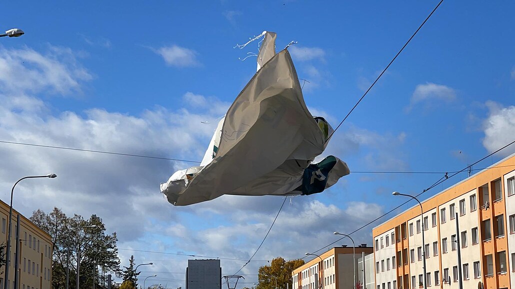 Silný vítr na pra�ských Pet�inách strhl reklamní plachtu. (21. �íjna 2021)