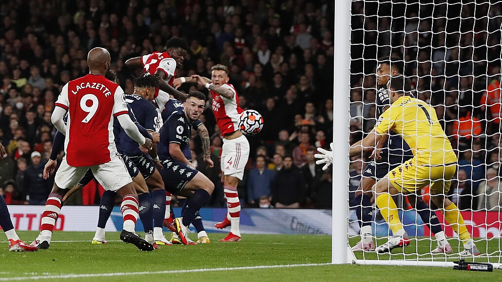 Thomas Partey z Arsenalu dává gól v utkání proti Aston Ville.