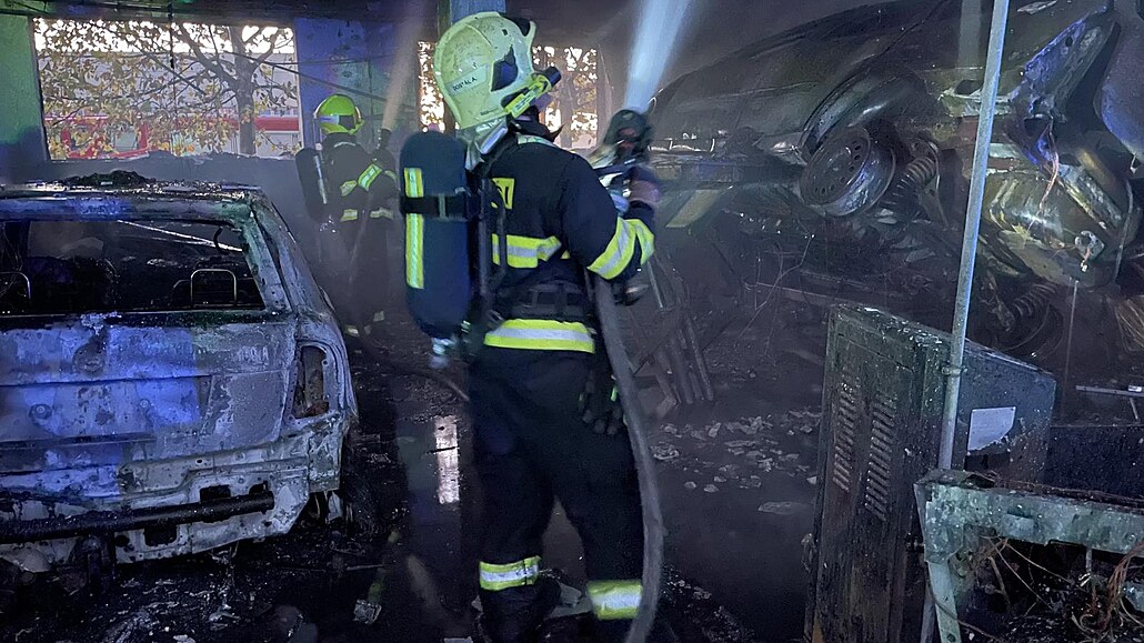 V servisu začalo hořet auto, mechanik se popálil a škoda je milion a půl