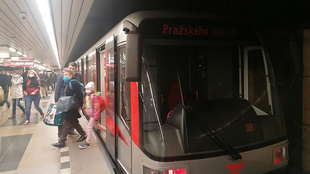 Kvůli chodci v tunelu nejezdilo hodinu metro, policie ale nikoho nenašla