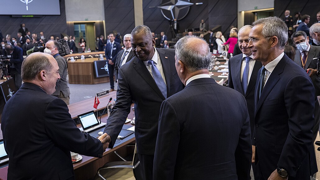 Zasedání ministrů obrany NATO. Šéf Pentagonu Lloyd Austin (uprostřed) se zdravé...