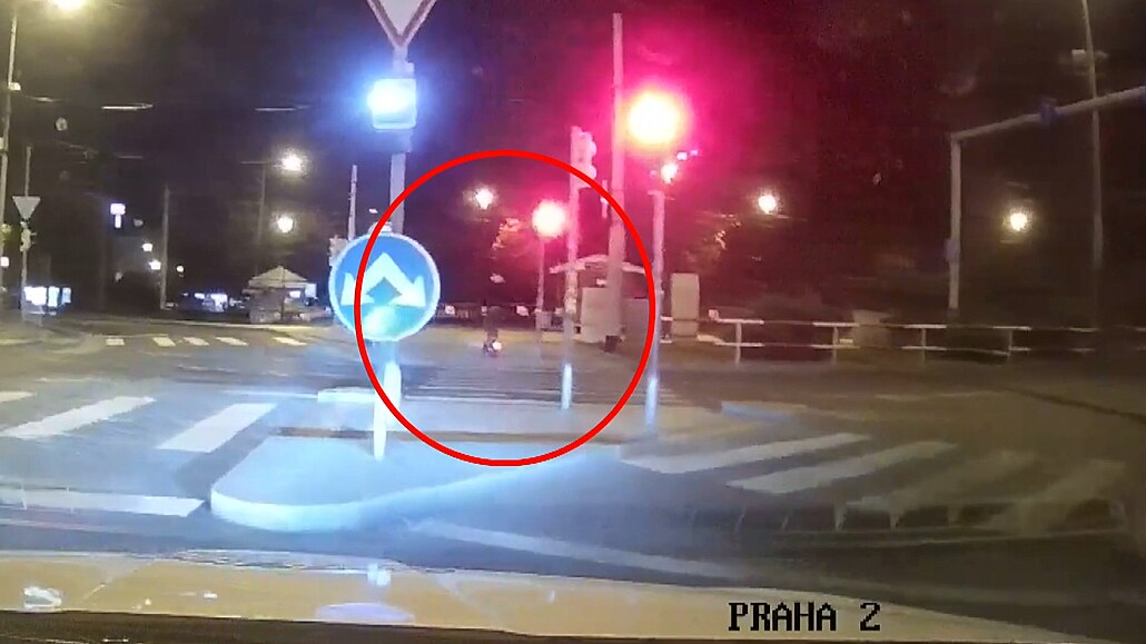 Strážníci naháněli noční Prahou mladíka na koloběžce, skončil v poutech