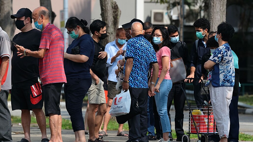 Singapuané ekají na testování na covid-19. Singapur se potýká s rostoucími...