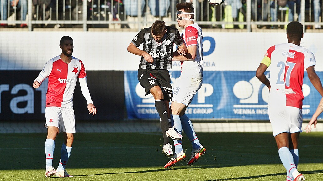 PONEDĚLNÍK: Zranitelná Slavia, famózní Nita a důvod k očkování