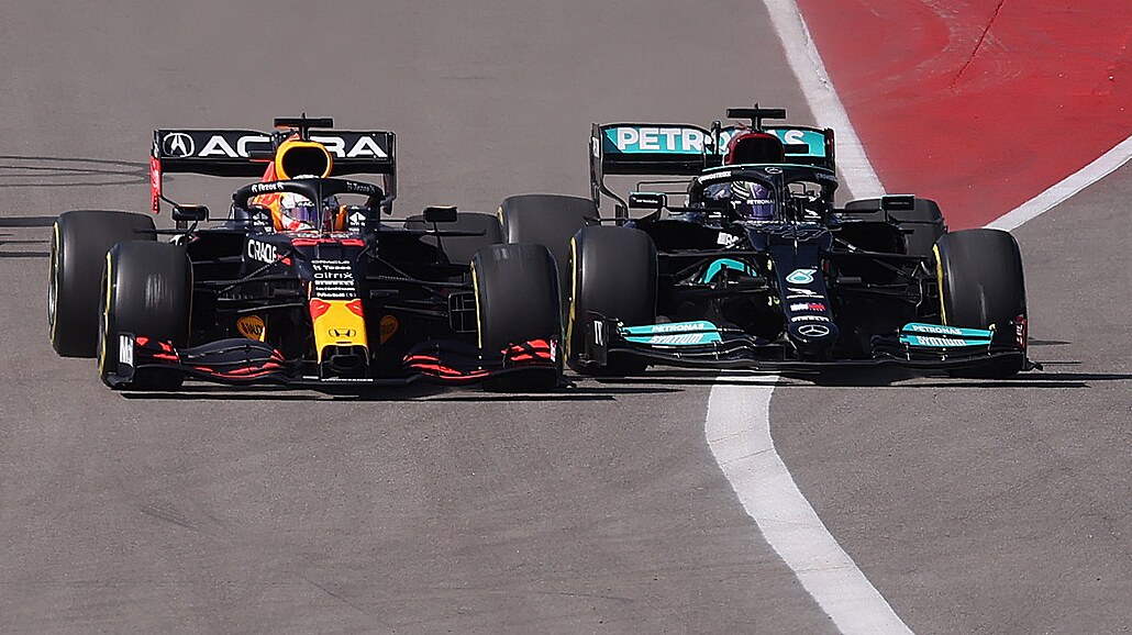 Max Verstappen (vlevo) z Red Bullu a Lewis Hamilton z Mercedesu jedou vedle...