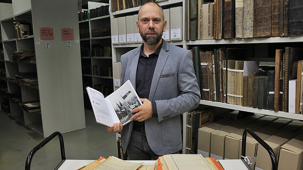 Historik a archivá Branislav Dorko se svojí knihou Okresní vedení NSDAP v...