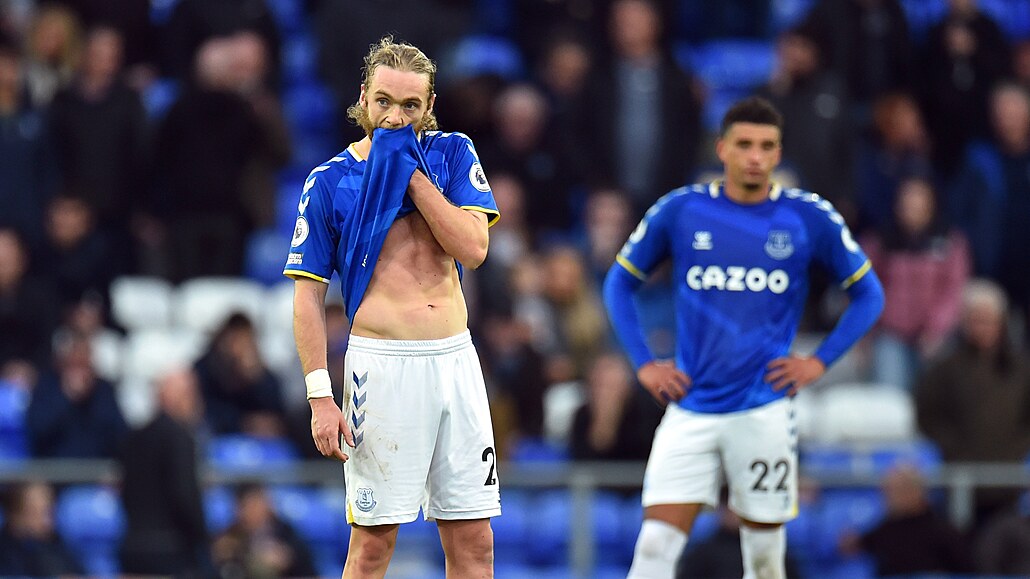 Zklamaný evertonský Tom Davies po dal�ím gólu Watfordu.
